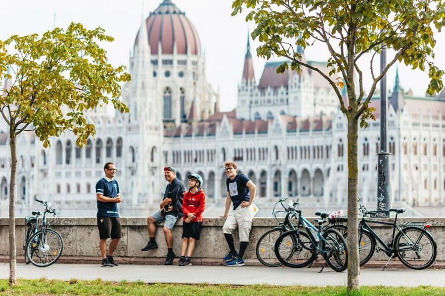 Budapest: Grand Sightseeing Bike Tour - Andrássy Avenue UNESCO pass, Opera House, and House of Terror