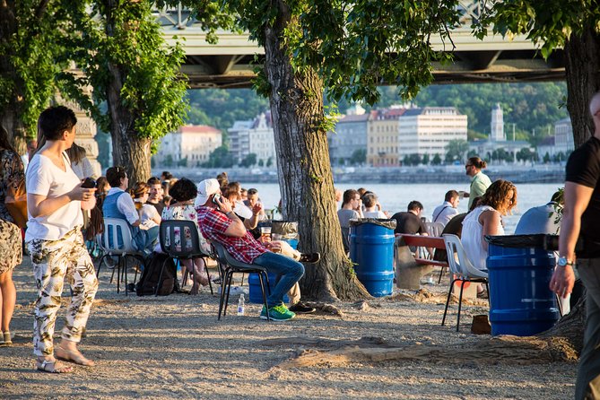 Budapest Grand Walk - Entering Budapest with wine, then walking like locals