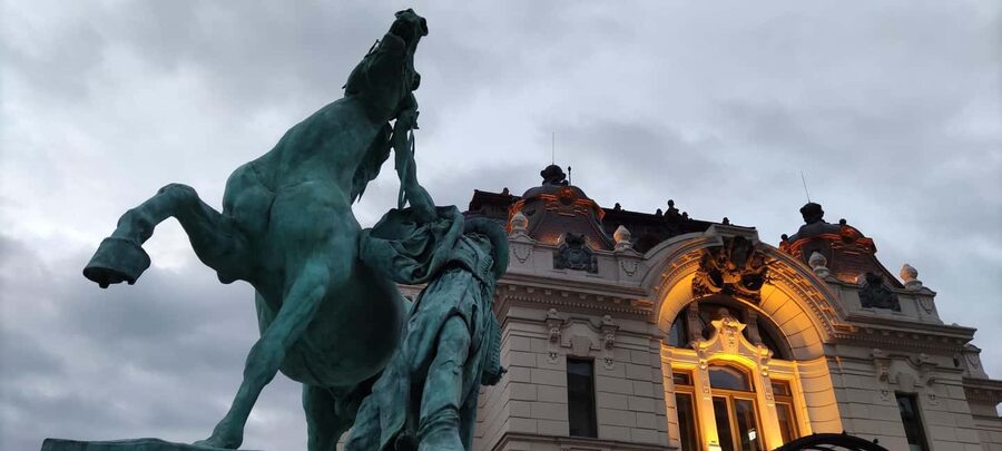 Budapest: Guided City Walking Tour in Buda and Pest - The Parliament Building Photo Stop And Danube Connection