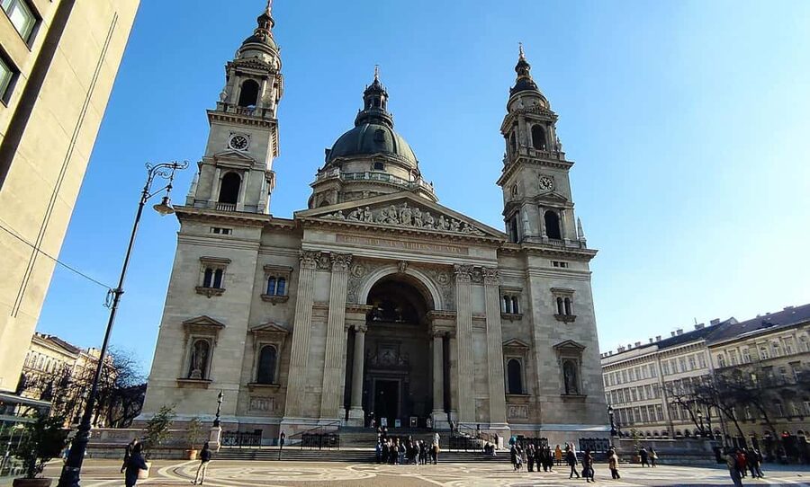 Budapest: Guided City Walking Tour in Buda and Pest - Meet Gábor At Szent István tér (California Coffee Company)
