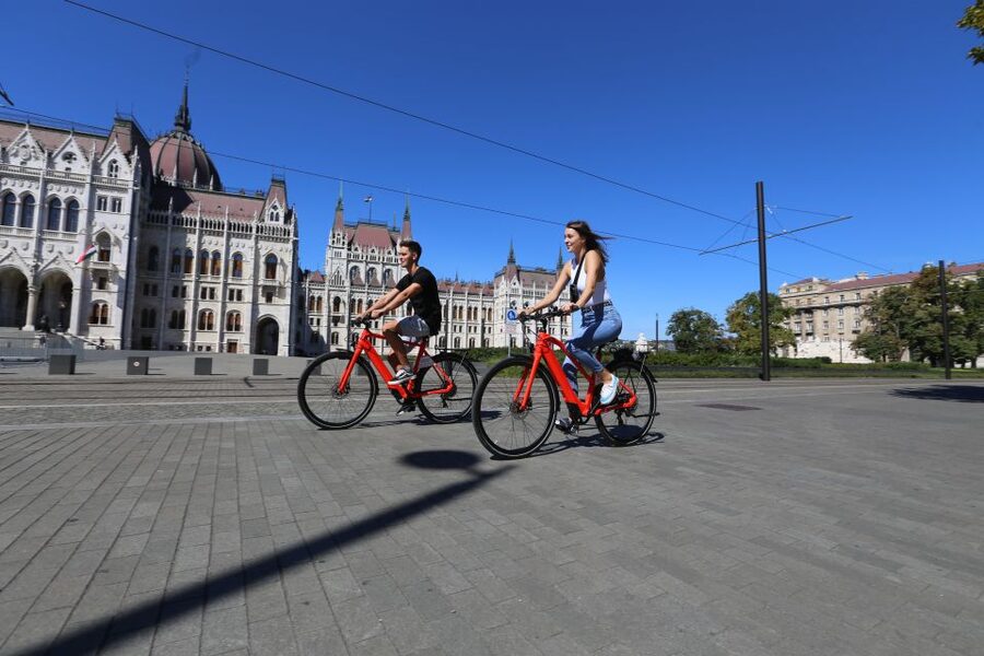 Budapest: Guided Downtown Electric Bike Tour - City Park and Vajdahunyad Castle area: thermal-bath neighborhood energy