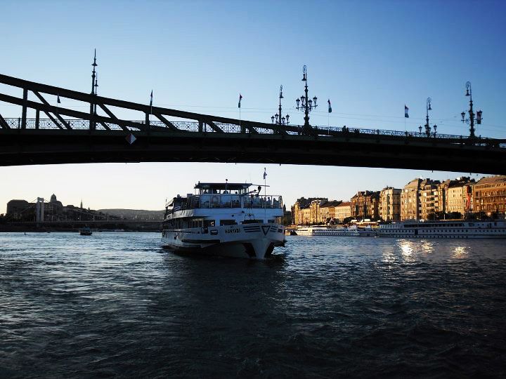 Budapest: Half-Day Highlights Small Group Private Tour - The rooftop panorama and cocktail finale