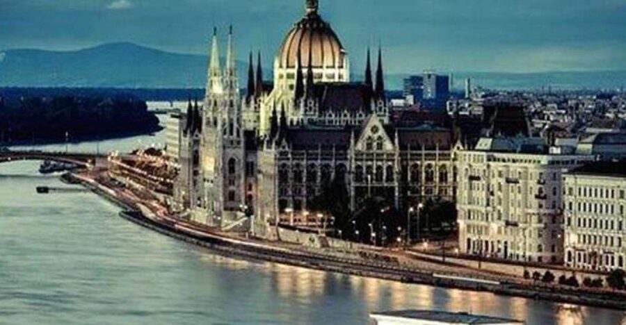 Budapest: Half-Day Highlights Small Group Private Tour - Jewish Quarter, Great Market Hall, and Liberty Square pass-by stops