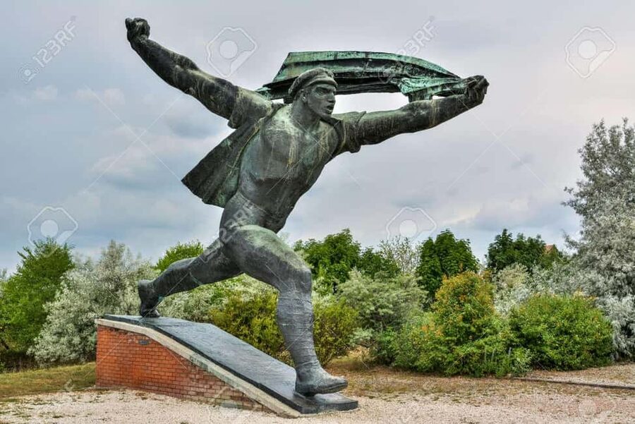 Budapest Half-Day Tour: Life Behind the Iron Curtain - Memento Park and Its 42 Statues: Propaganda, Relocated