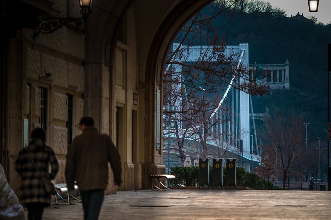 Budapest Highlights Self guided scavenger hunt and Walking Tour - Chain Bridge Lion Statues: Your Rewarding River Crossing Moment
