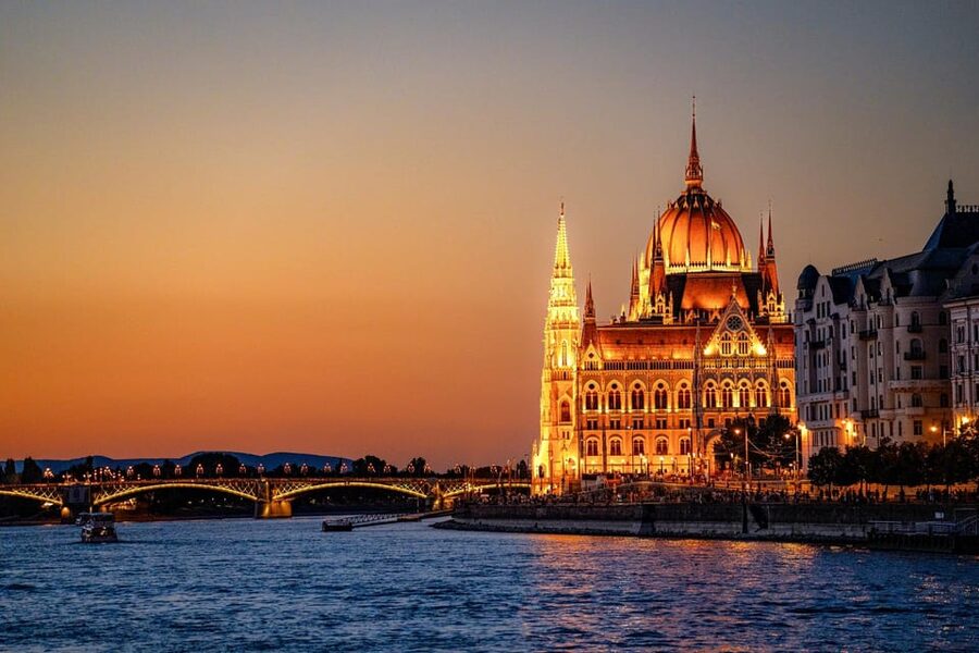 Budapest: Historic Cruise with Welcome Drink - Timing Tips: Daylight vs Dusk, and Why “Right at Dark” Works