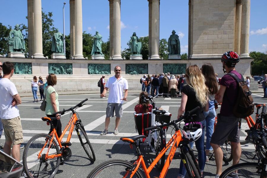 Budapest: Historic Downtown Bicycle Ride with Scenic Views - The Danube corridor, Chain Bridge, and the Danube Bank viewpoints
