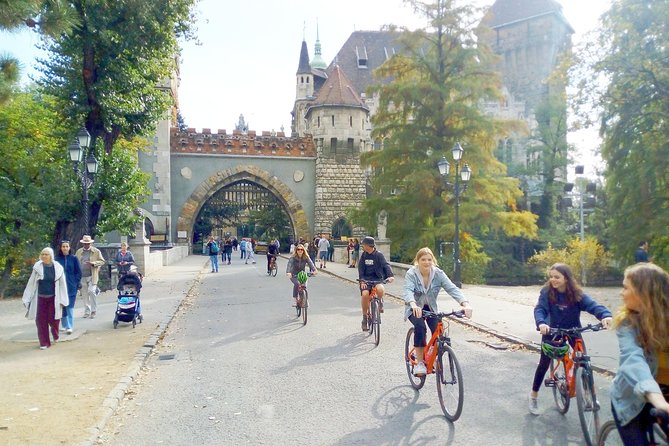 Budapest Historic Downtown Bicycle Tour in small groups - Danube memorials, Chain Bridge, and the Bath-and-bridge finish