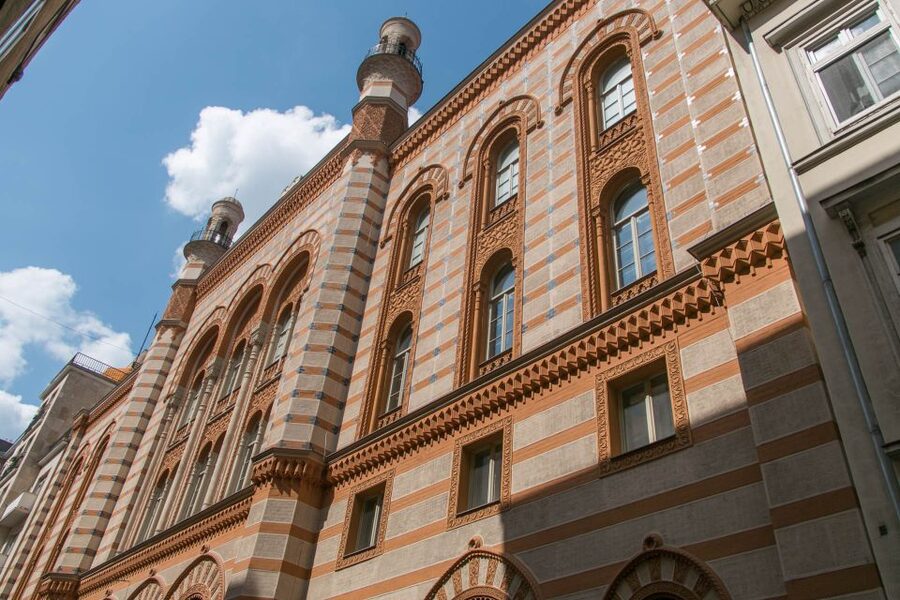 Budapest: Jewish Heritage Walking Tour with Historian Guide - Deák Square start: how the tour finds the Jewish District fast