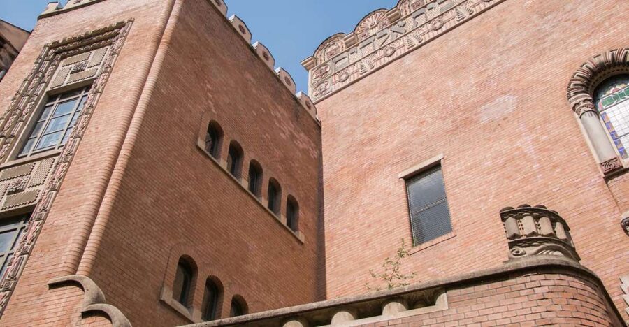 Budapest: Jewish Heritage Walking Tour with Historian Guide - Rumbach Street Synagogue: the building does half the teaching