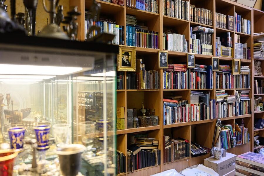 Budapest: Jewish History with Local Guide & Synagogue Ticket - Start at the Dohány Street Synagogue, then read the city like a map