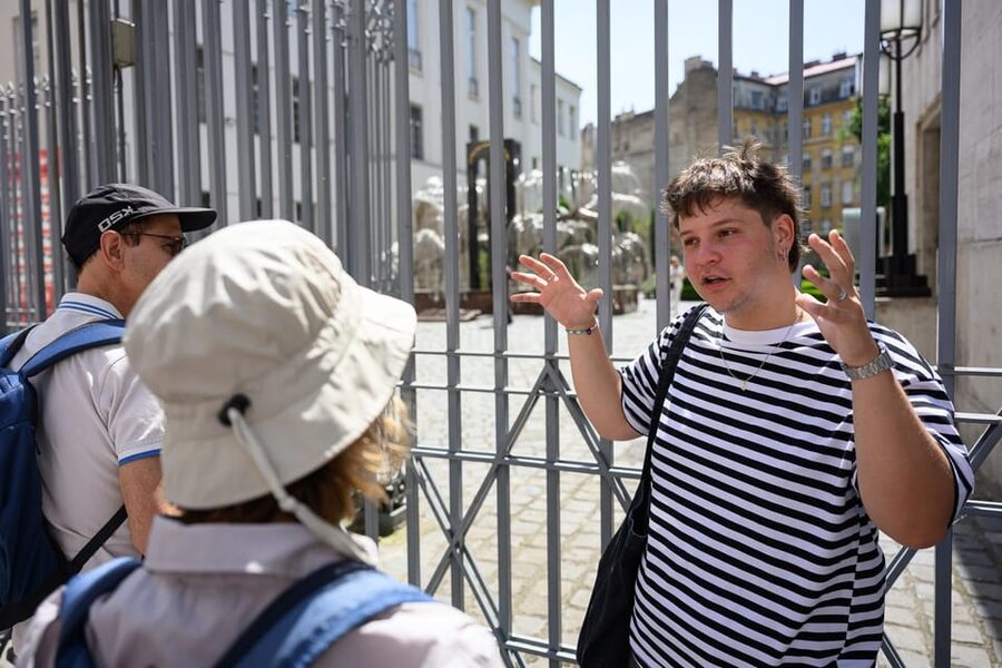 Budapest: Jewish History with Local Guide & Synagogue Ticket - Enter Kazinczy Street Synagogue for the Orthodox interior experience
