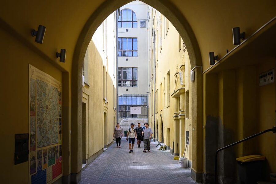 Budapest: Jewish History with Local Guide & Synagogue Ticket - The exclusive Kazinczy gallery access is the real value booster