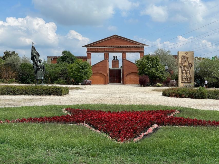 Budapest: Memento Park and Icons of Communism Guided Tour - Memento Park and the Communist Icons: What the tour really gives you