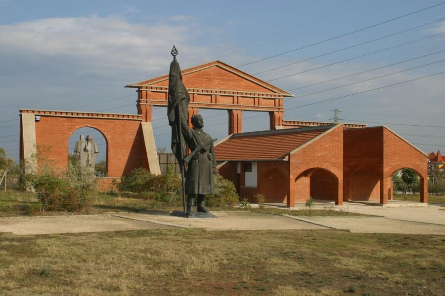 Budapest: Memento Park Ticket - Stalin’s Grandstand Replica and the Parade-Square Feel