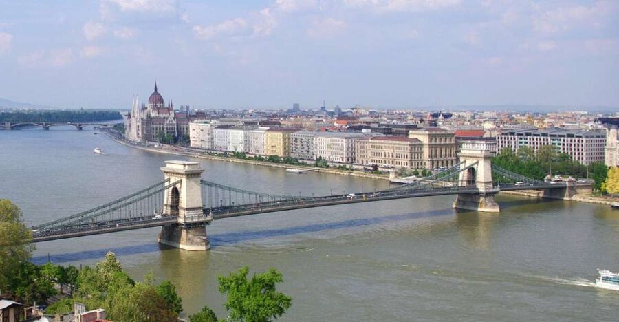 Budapest: Multilingual Highlights Tour - From St Stephen’s Basilica to Liberty Square: Your Danube Starting Point