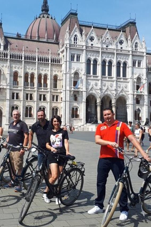 Budapest : Must-see attractions walking tour - Along the Danube Embankment to Vigadó Square, with the Little Princess pause