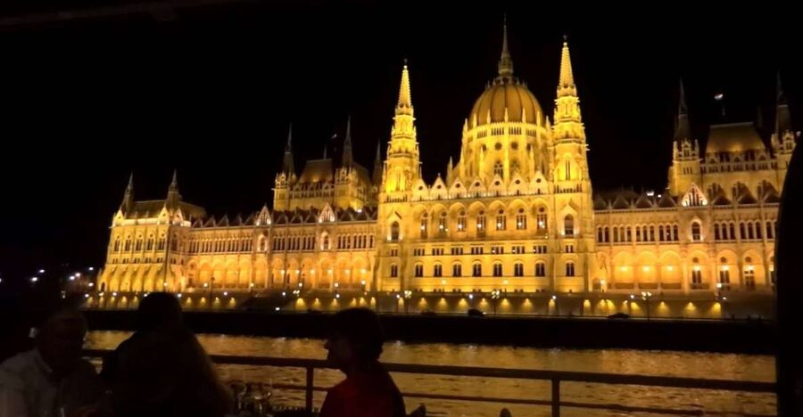 Budapest: Night Walking Tour with River Cruise and Wine - Why Budapest Looks Different After Dusk