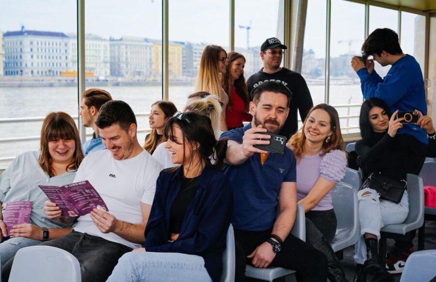Budapest: Nighttime or Daytime Sightseeing Cruise - Group size, crowd levels, and the pace you actually feel