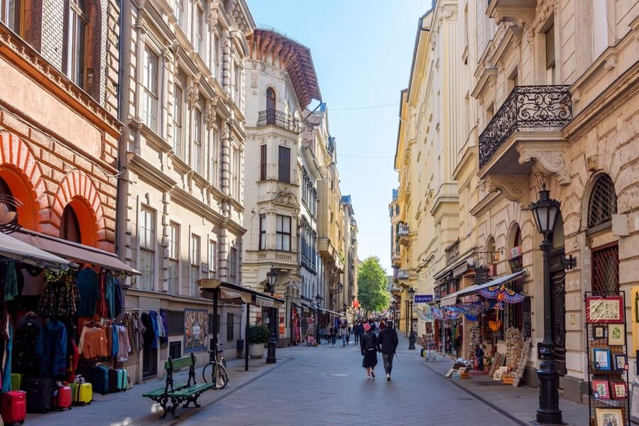 Budapest Old Town and Top Attractions Private Walking Tour - What to wear and how to get the most out of the walk