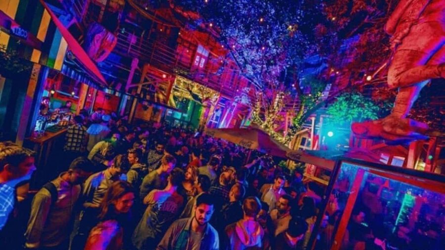 Budapest: Party District Bar-Hop with 2hr Unlimited Drinks - Instant-Fogas VIP Entry, Skip the Line and Go Straight to the Action