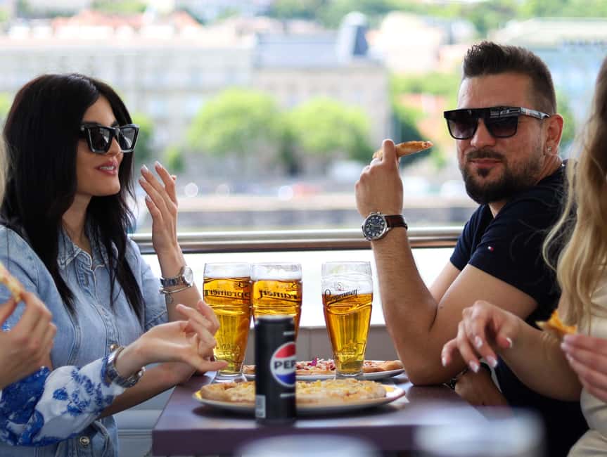Budapest: Pizza Cruise - The Onboard Service: Quick Help, Friendly Faces, and Refills