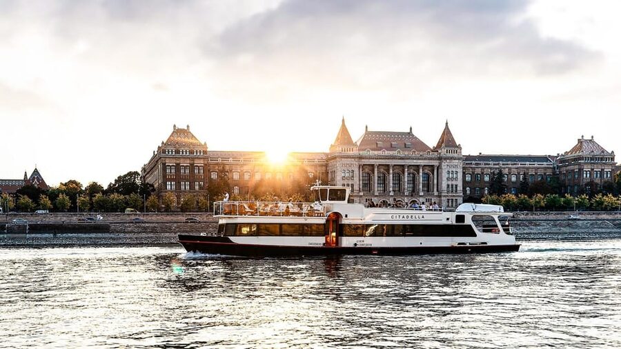 Budapest: Premium Sightseeing Cruise with Tokaj Frizzante - Dock 10 by Elizabeth Bridge: getting on board without stress