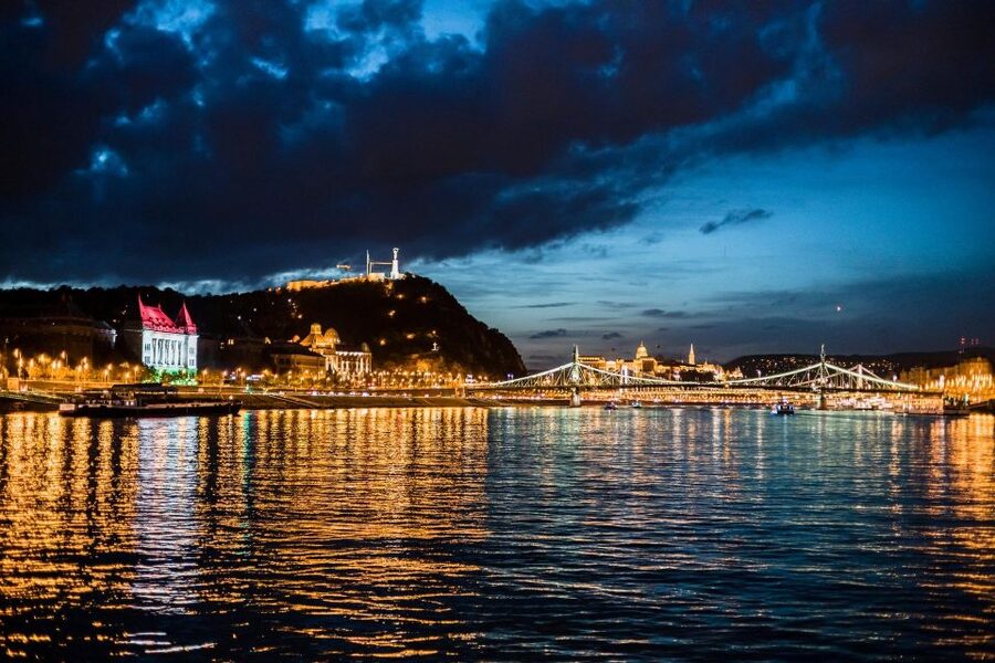 Budapest: Premium Sightseeing Cruise with Tokaj Frizzante - Tokaj Frizzante welcome drink plus a proper bar with table service