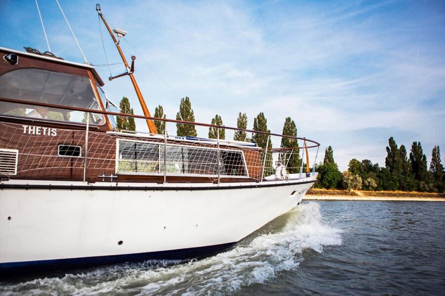 Budapest: Private Danube Yacht Cruise with Welcome Drink - Tips to get the most out of your 1.5 to 2 hours