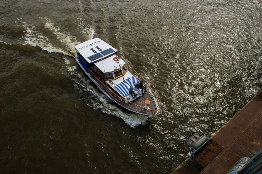 Budapest: Private Danube Yacht Cruise with Welcome Drink - The skyline sweep: Parliament and Chain Bridge from river level