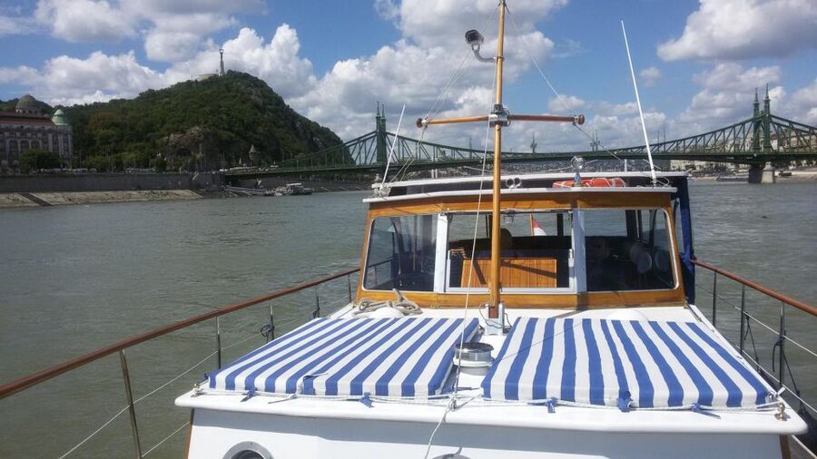 Budapest: Private Danube Yacht Cruise with Welcome Drink - Sunset timing and why the night reflections look different