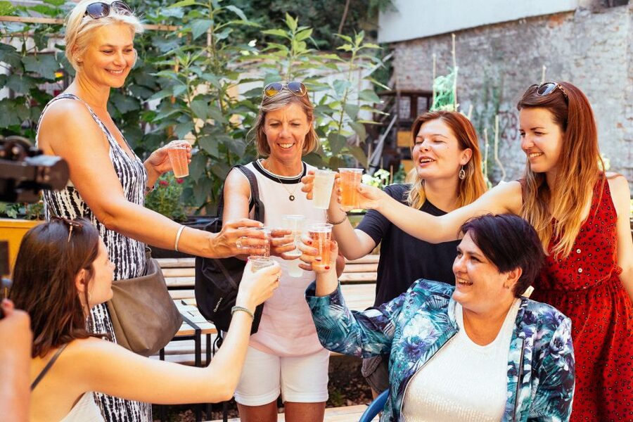 Budapest: Private Food Tour – 10 Tastings with Locals - Great Synagogue area: using a landmark stop to frame food culture
