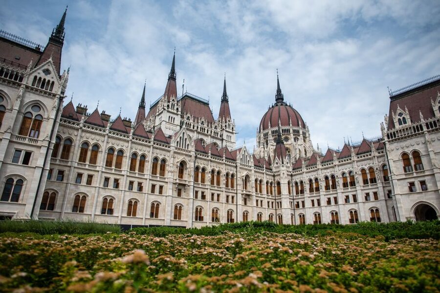 Budapest: Private Luxury Sightseeing Tour - Photo-stop strategy around Parliament, museums, and iconic facades