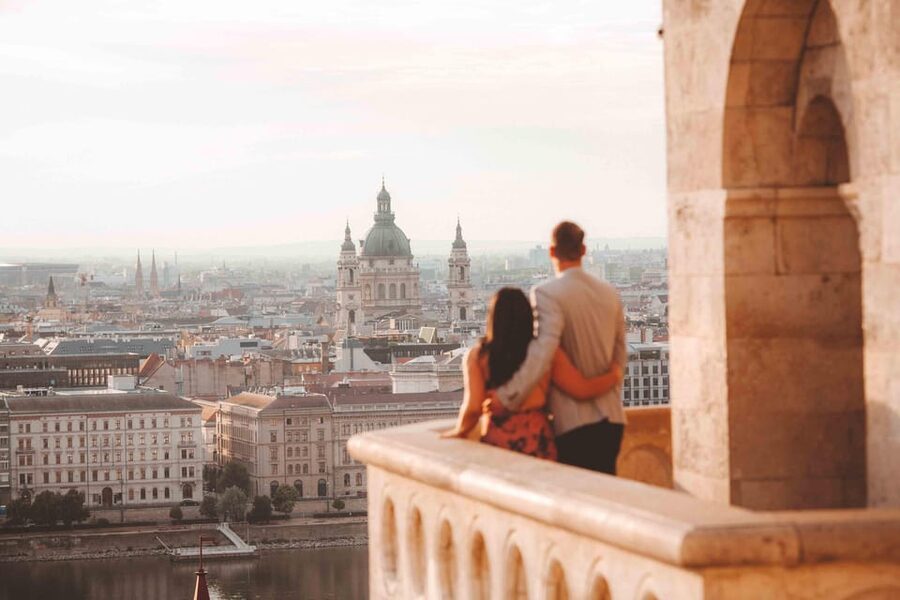 Budapest: Private Photoshoot & Sightseeing - How the private photographer keeps you from freezing for the camera