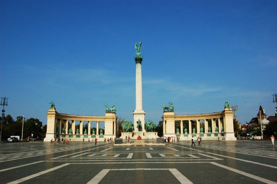 Budapest: Private Walking Tour of City with Spanish Guide - Parliament, the Opera House, and Andrássy Avenue: the grand axis of Budapest