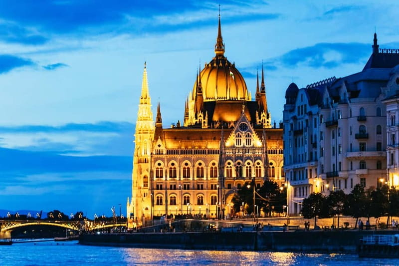 Budapest: Prosecco Dinner Cruise with Live Music - A Budapest night that feels like two plans in one: dinner and a moving sightseeing show