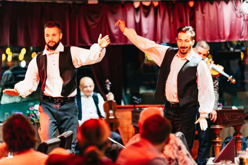 Budapest: Prosecco Dinner Cruise with Live Music - Who should book this cruise, and who should skip it