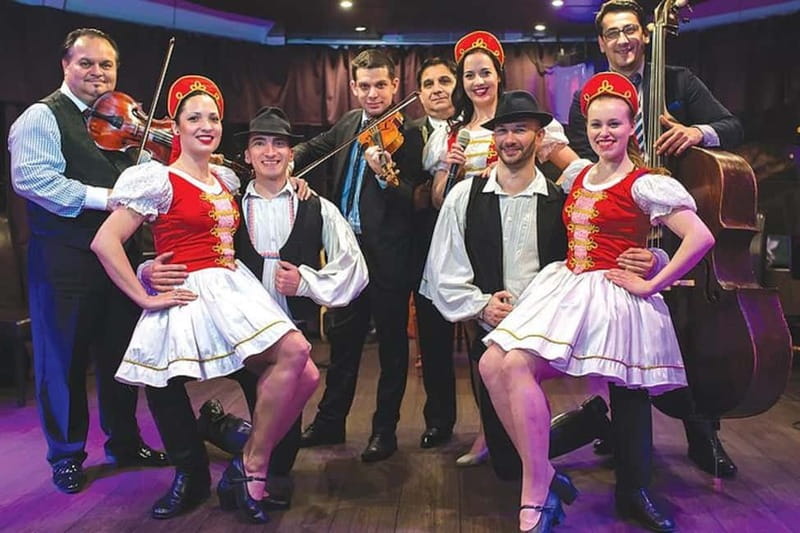 Budapest: Prosecco Dinner Cruise with Live Music - Getting to the boat and picking your seat at dock 11 by Elizabeth Bridge