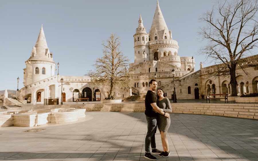 Budapest: romantic photoshoot at Buda's iconic sightseeings - Posing help that keeps the photos from looking stiff