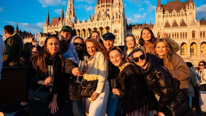 Budapest: Sip and Sail River Cruise with Unlimited Prosecco - Unlimited Prosecco, Cocktails, and the Bar Reality