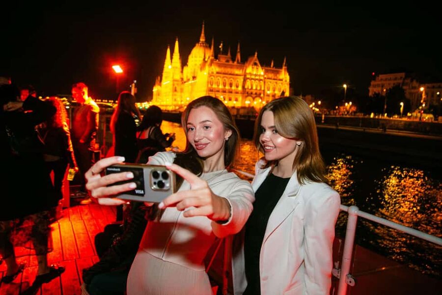 Budapest: Sip & Sail Danube Cruise with Prosecco Cocktails - Unlimited Prosecco cocktails and beer, how the bar works in real life