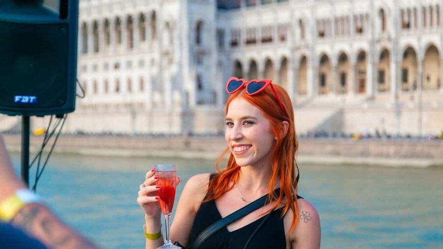 Budapest: Sip & Sail Danube Cruise with Prosecco Cocktails - Stop-by-stop Danube itinerary, what to look for at each sight