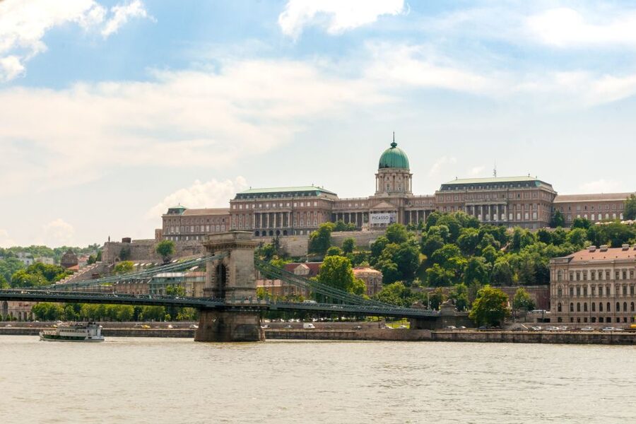 Budapest: Summer Brunch & Cruise with Prosecco or Cake - Getting on board at Akademia dock 2, and how to pick your seat