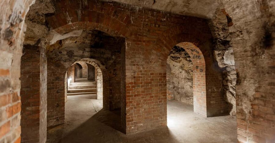 Budapest: The WWII Siege of Buda Castle & Bomb Shelter Tour - Meeting at De la Motte-B.-Palace: Finding the Turquoise Umbrella