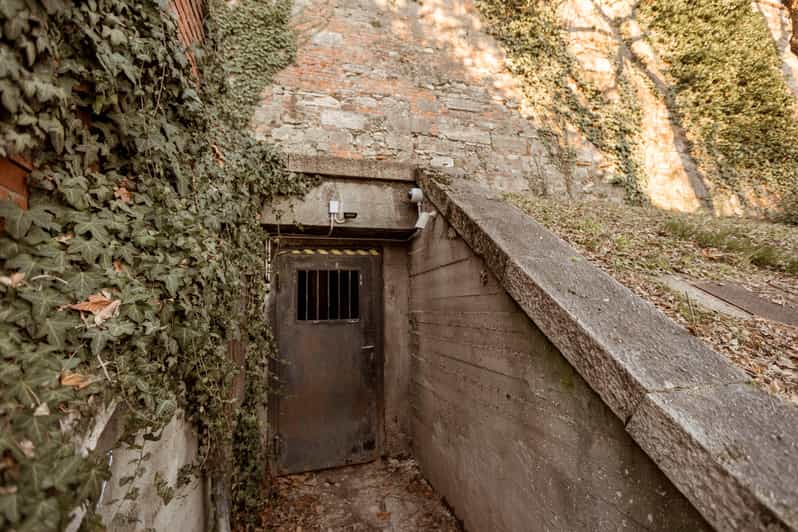 Budapest: The WWII Siege of Buda Castle & Bomb Shelter Tour - Comfort, Packing, and the 12°C Cave Reality