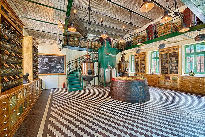 Budapest Tuk Tuk Tour with House of the Unicum Distillery Visit - Tuk-tuk sightseeing with a House of Unicum tasting