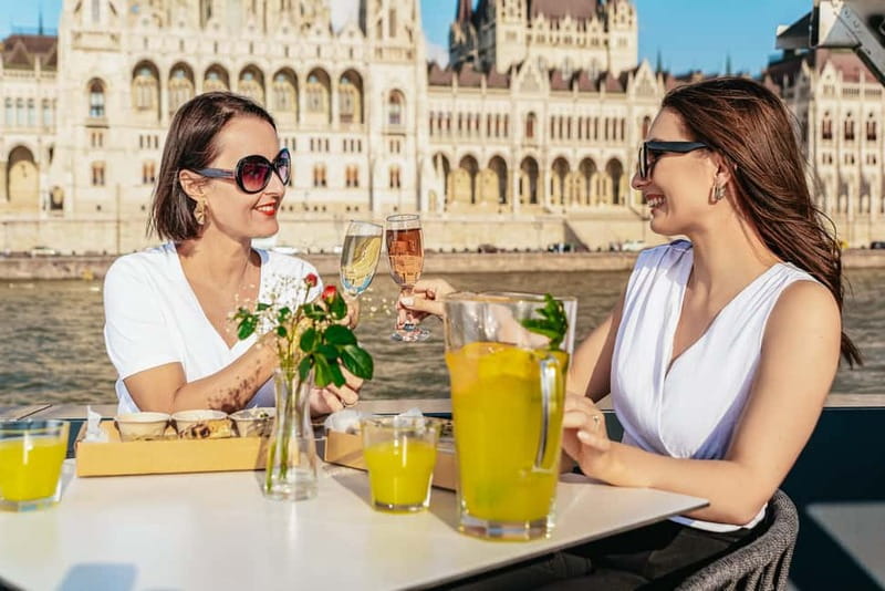 Budapest: Unlimited Prosecco, Beer and Aperol Spritz Cruise - 75 minutes, timed for lights and photo angles