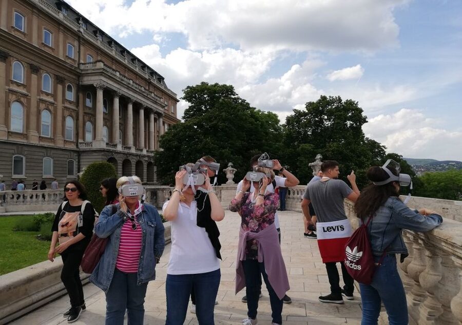 Budapest: Virtual Reality Tour in 8 Languages - Live Guide Plus Audio in Eight Languages