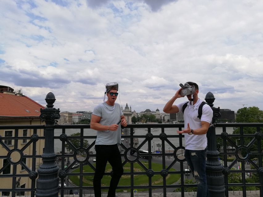 Budapest: Virtual Reality Tour in 8 Languages - Where You Meet Near the Chain Bridge Side