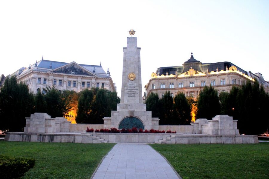 Budapest ❤️Winter Bike Tour with Coffee Stop❤️ - Liberty Square and the Soviet Relic: Seeing Politics in Plain Sight